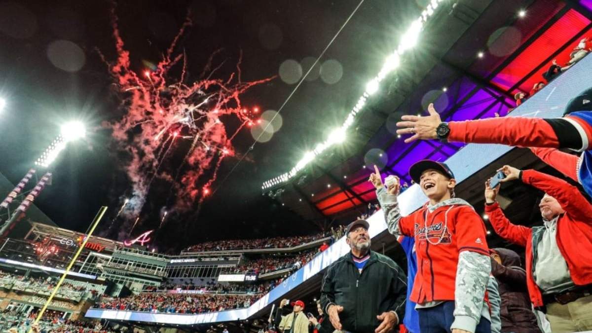 Aficionados de los Bravos de Atlanta celebran la segunda victoria de su equipo en la Serie Mundial
