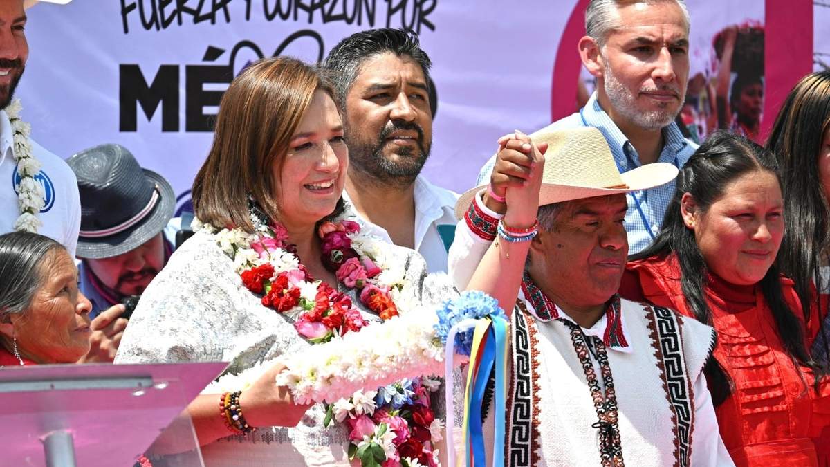 Xóchitl Gálvez recibió un bastón de mando en Atlacomulco