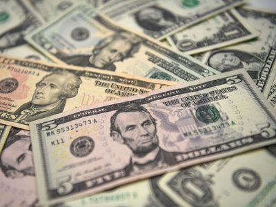 El riesgo país está al borde de romper el piso de los 1000 puntos y suben los bonos en Wall Street