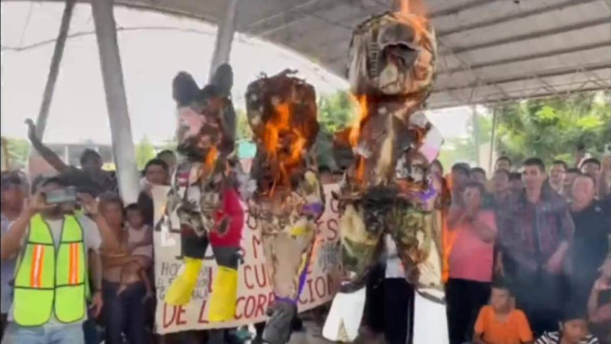 Migrantes queman piñatas, una con la figura del titular del INM, Francisco Garduño