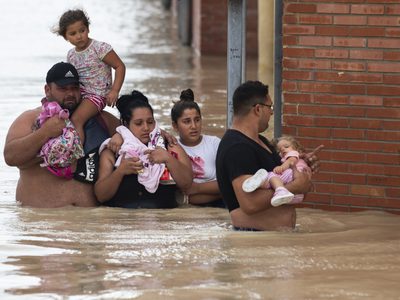 Fuertes inundaciones en España dejan incomunicada la zona sur del país