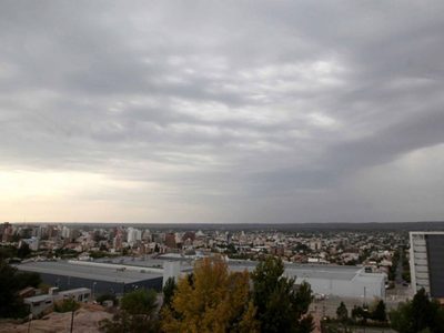 Clima en Neuquén: lunes con calor en valles y lluvias débiles hacia la cordillera