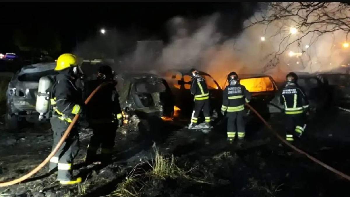 El incendio afectó a nueve vehículos que se encontraban en depósito judicial. Fuente: (Bomberos Voluntarios de Junín)