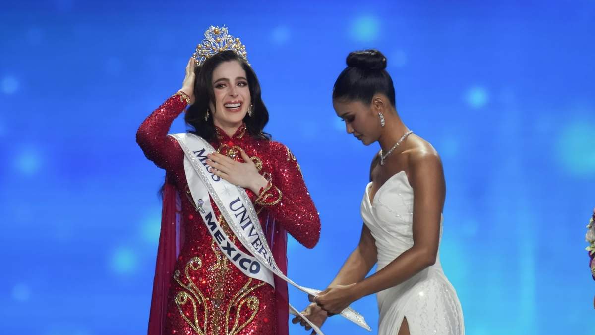 La mexicana Fatima Bosch, recibe la corona y la banda tras ganar el certamen Miss Universo 2025 en Nonthaburi, al norte de Bangkok