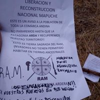 Aparecieron panfletos que señalan a la RAM como autora de los incendios en el Hoyo