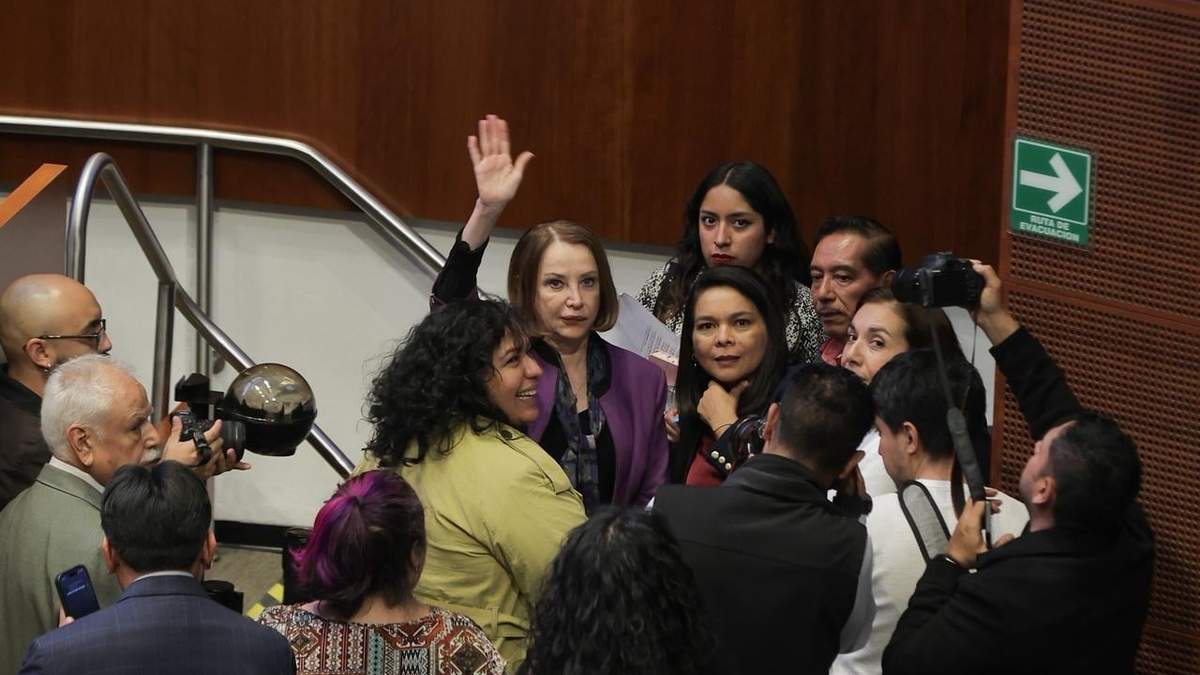 Laura Itzel Castillo levanta la mano mientras es acompañada por senadoras en la sesión del martes