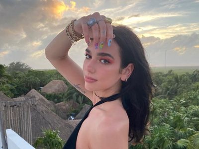 “Paseos al atardecer”: Dua Lipa presentó en sociedad a su hijo y causó gran revuelo entre sus fans