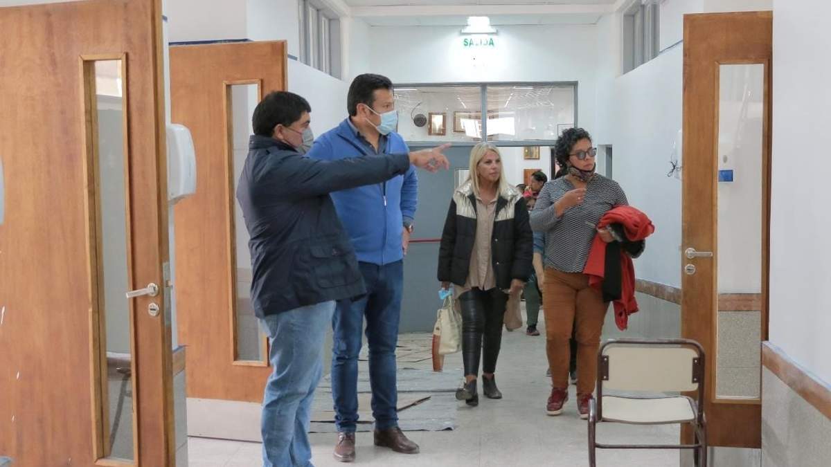 Osvaldo Llancafilo en la recorrida de las escuelas de Villa Traful. Fuente: (Twitter)