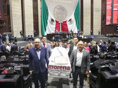 El PRI lleva un ataúd a la discusión de la Ley Telecom; “murió la libertad”, dicen