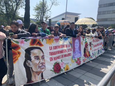 Simpatizantes esperan a Shienbaun en el INE para el registro de su candidatura