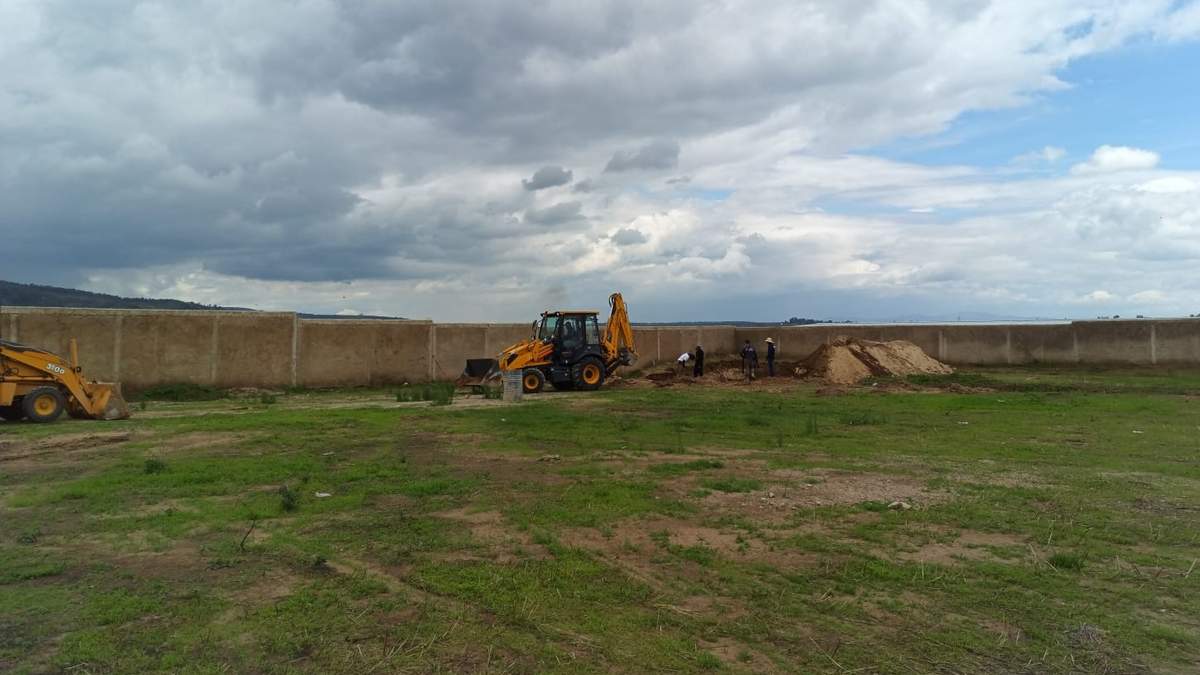 Trabajos de excavación en la megafosa de Las Agujas en Zapopan, Jalisco