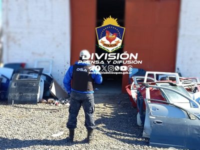 La Policía allanó dos viviendas y recuperó varios autos robados