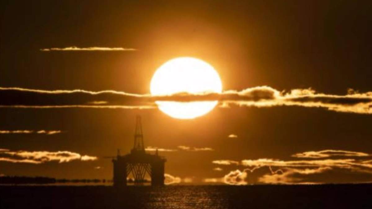 El sol sale detrás de una plataforma petrolera cerca de Kirkcaldy, Escocia