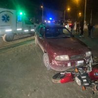 Centenario: un adolescente sin carnet chocó a un Policía en moto