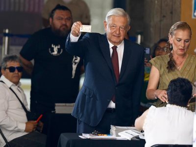 AMLO vota junto a Beatriz Gutiérrez Müeller en casilla del Centro Histórico