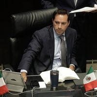 El panista Mauricio Vila pide licencia al Senado