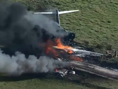 Se desploma en Houston un avión con 21 pasajeros; todos sobreviven (Video)