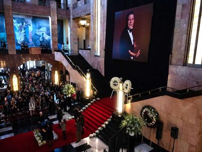 Familiares, amigos y actores rinden emotivo homenaje póstumo a Héctor Bonilla en Bellas Artes