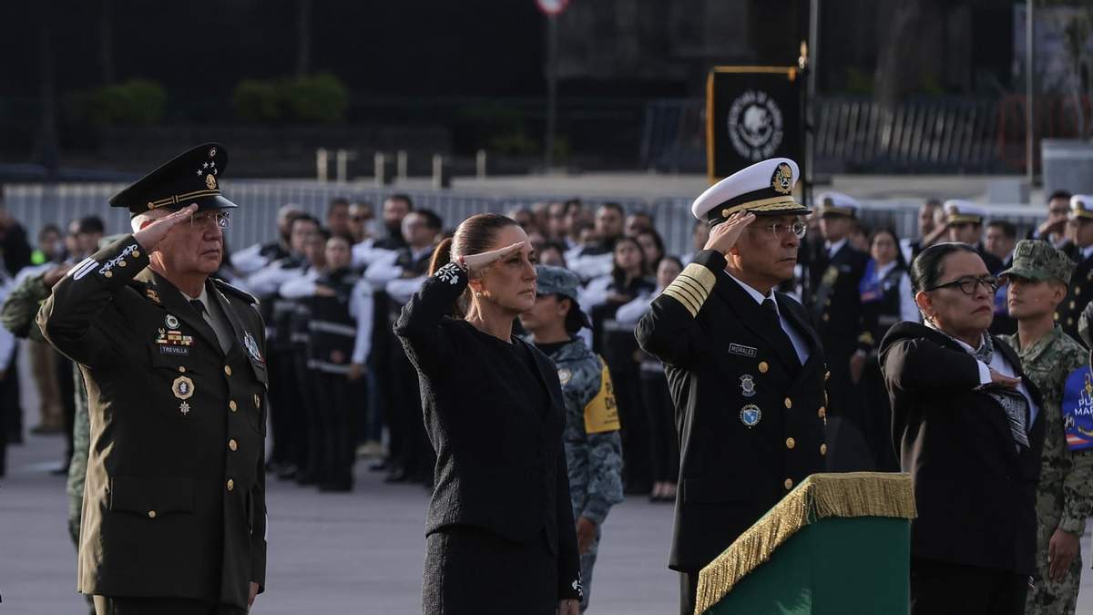 La presidenta Claudia Sheinbaum encabeza el izamiento de la bandera por el aniversario de los sismos de 1985 y 2017