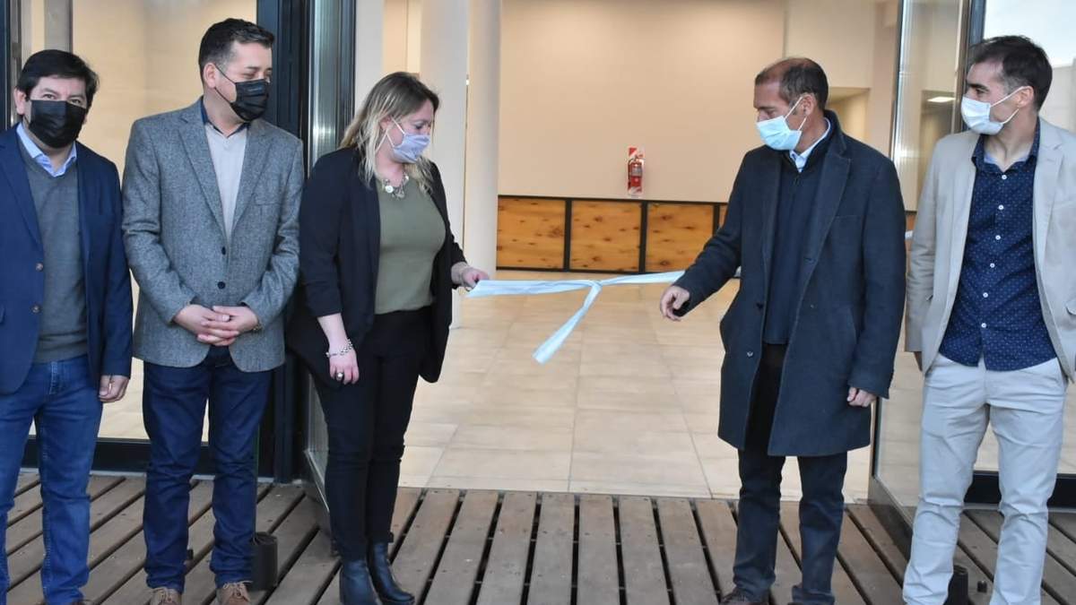 Omar Gutiérrez en la inauguración del paseo costero en Aluminé. Fuente: (Twitter)