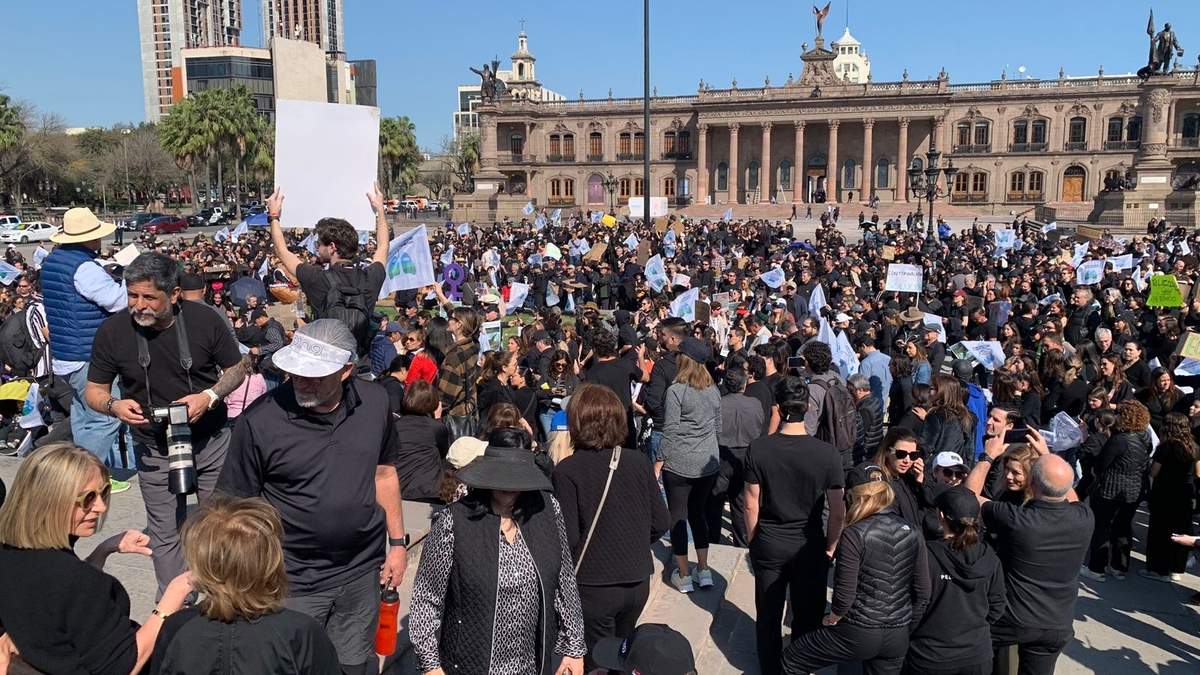 Manifestantes protestan contra la refinería de Cadereyta