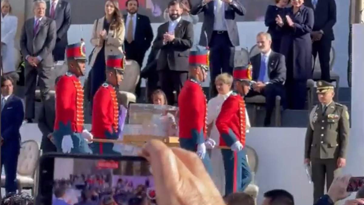 El rey Felipe VI sentado
