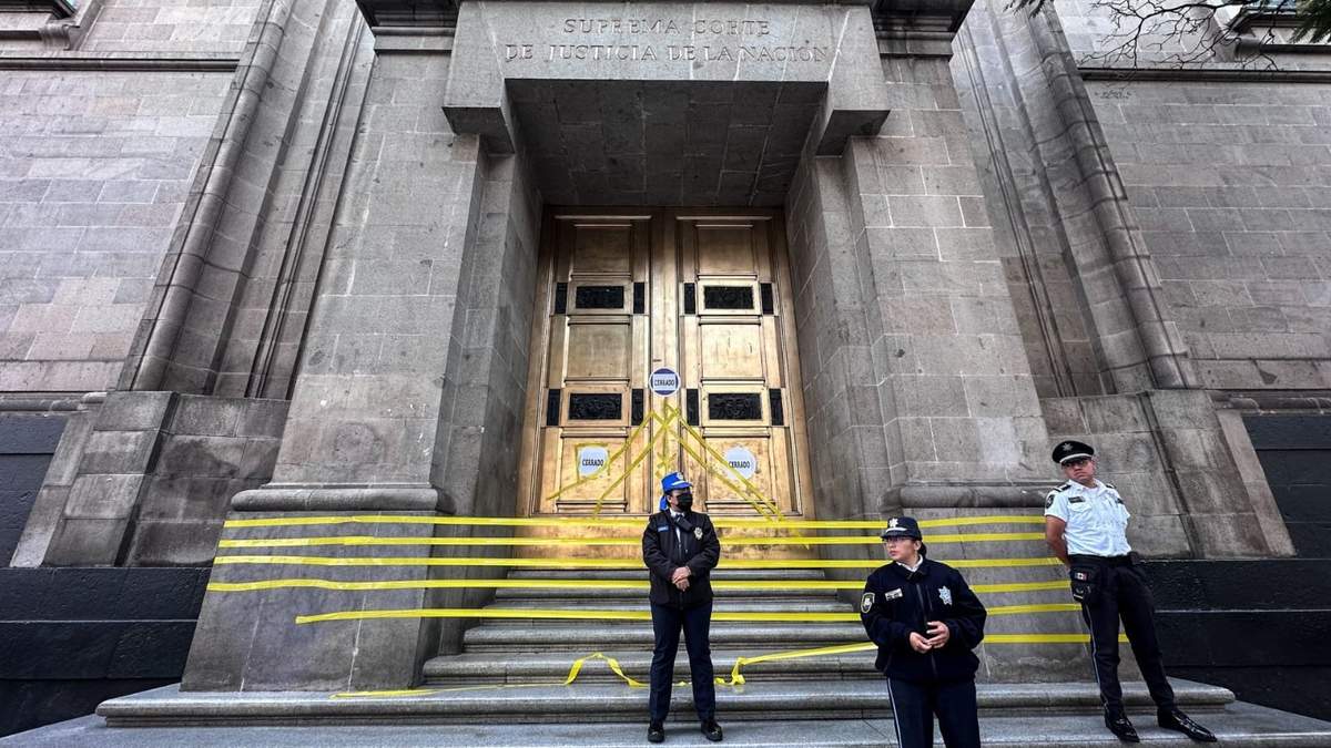 La Suprema Corte amaneció este miércoles con un cierre simbólico en las entradas principales por parte de integrantes del colegio de secretarios