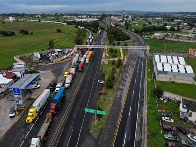 Arco Norte lleva más de 30 horas de bloqueo; AMLO califica de “oportunista” a su abogado