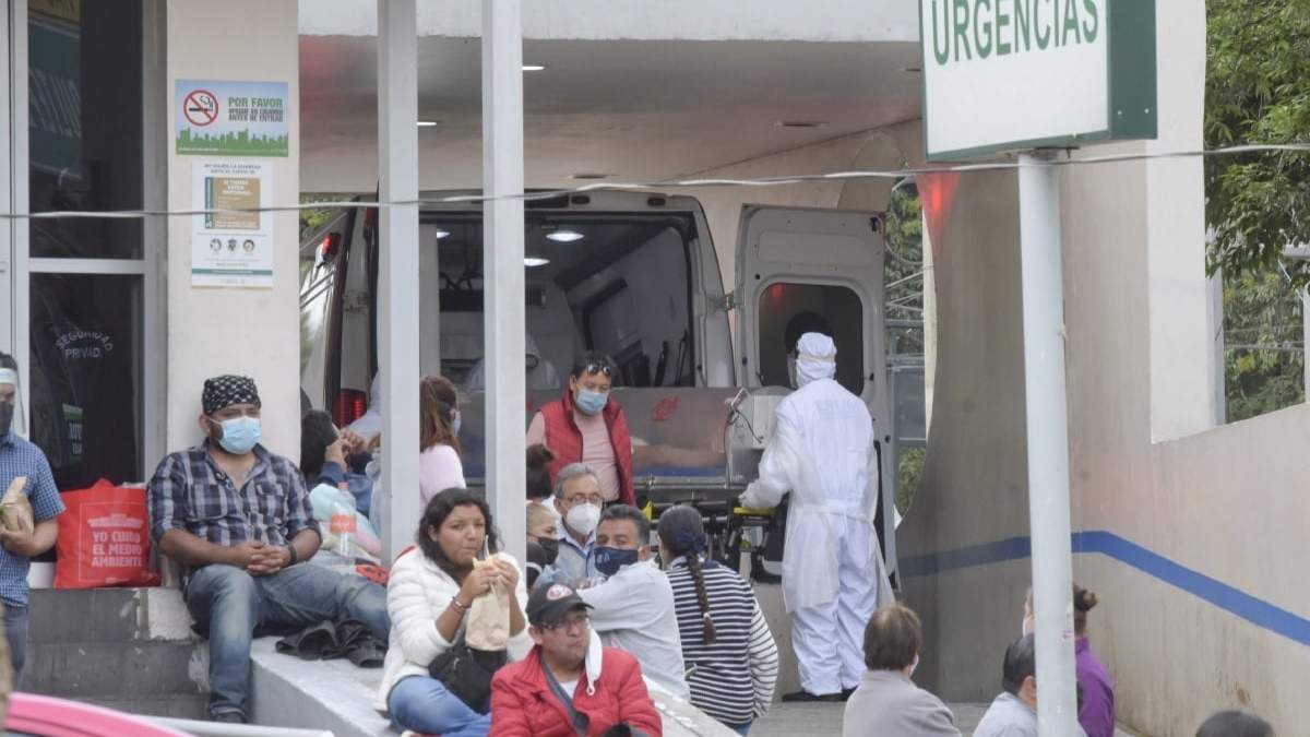Familiares de pacientes internados en la Clínica del IMSS "Venados"