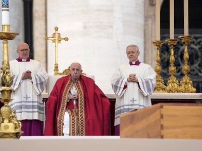 Miles despiden a Benedicto XVI en funeral celebrado por el Papa Francisco