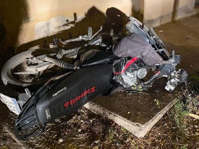 Buscan testigos del choque entre una moto y un auto en Centenario
