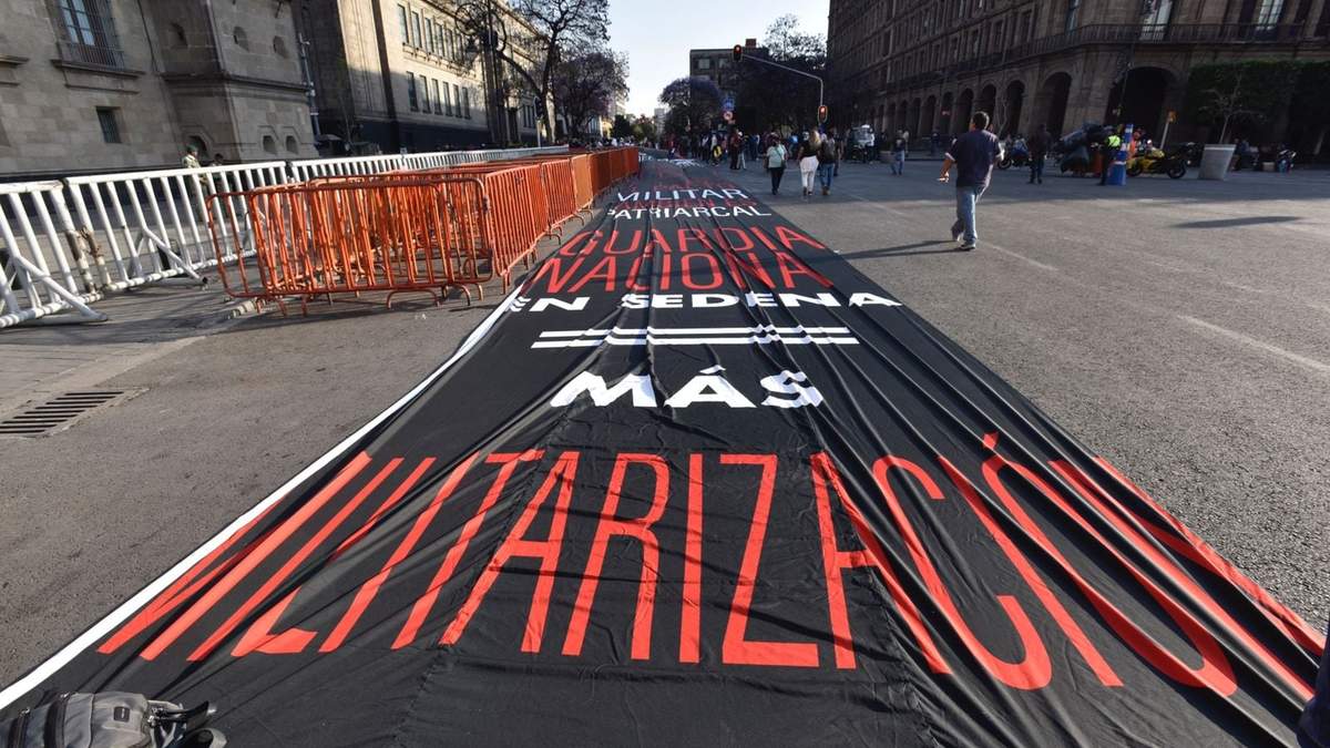 La megamanta contra la militarización frente a Palacio Nacional