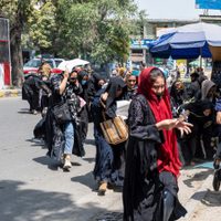 Los talibanes dispersaron con disparos una protesta de mujeres: pedían pan, trabajo y libertad