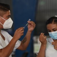 75% de la población no está totalmente vacunada contra el covid-19 en América Latina: OPS