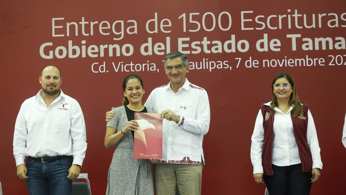 Entrega Américo escrituras a 1,500 familias tamaulipecas