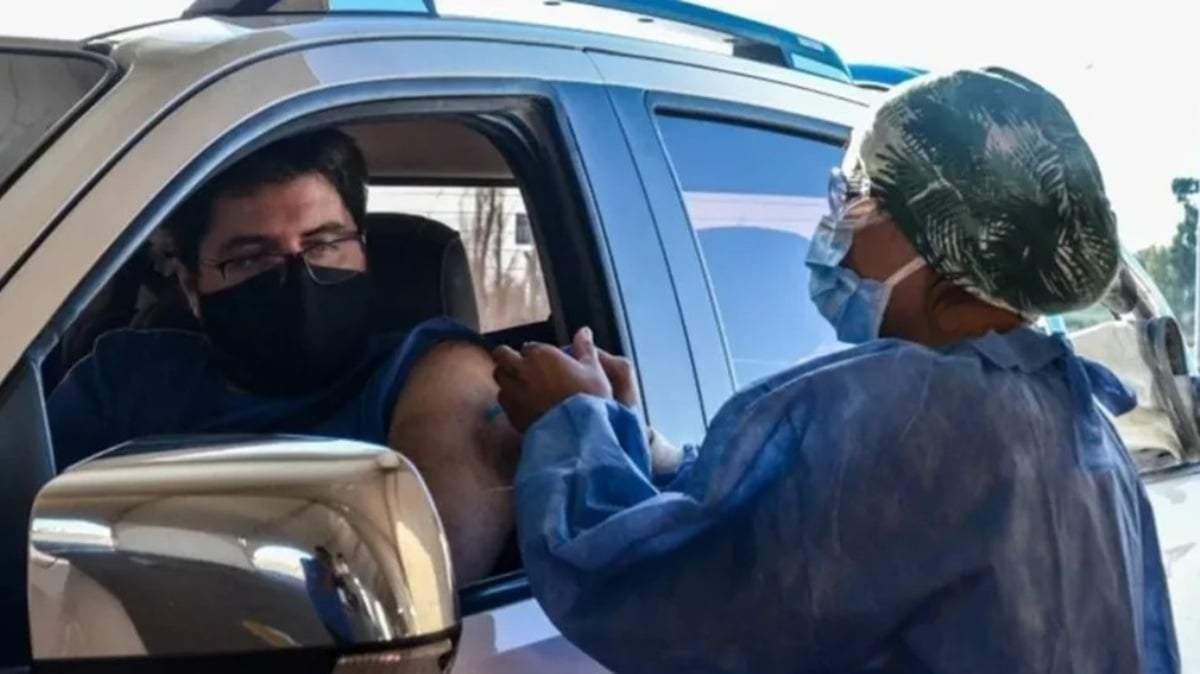 Conductores y acompañantes reciben la dosis sin descender del vehículo. Fuente: (Facebook)
