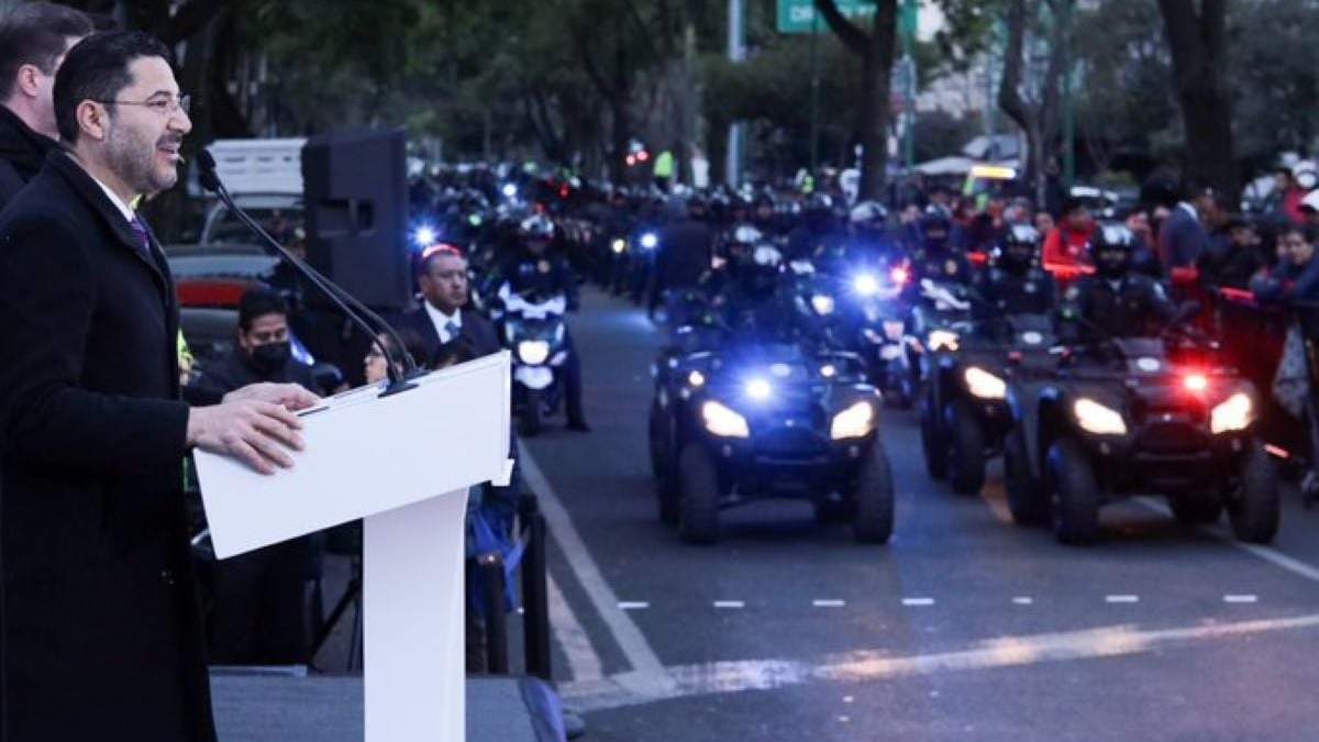 El jefe de Gobierno Martí Batres en la ceremonia de inicio del operativo de seguridad en la alcaldía Benito Juárez