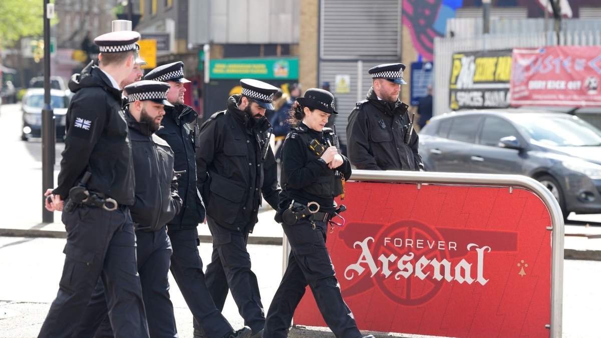 Agentes de policía llegan al Emirates Stadium previo al partido entre Arsenal y Bayern Múnich por la Liga de Campeones