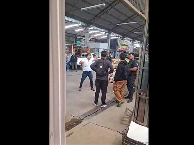 Un exdiputado nacional a los gritos en la feria de Guaymallén