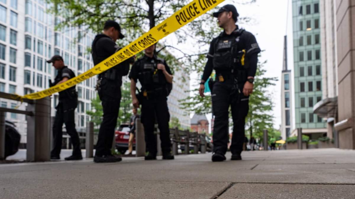 Agentes del Servicio Secreto de Estados Unidos colocan cinta perimetral tras hallar un casquillo de bala cerca del lugar donde ocurrió el tiroteo