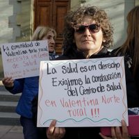 Vecinos y trabajadores de Valentina Norte Rural reclamaron por el Centro de Salud frente a Casa de Gobierno