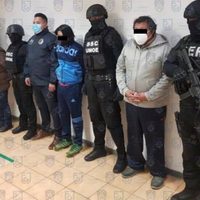 Catean inmuebles en Contreras por caso Baptiste; caen 3 con droga, armas y licores