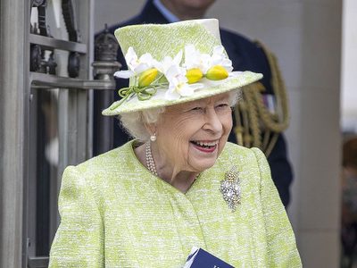 Diamantes amarillos: la reina Isabel II reapareció, pero un detalle se robó la atención