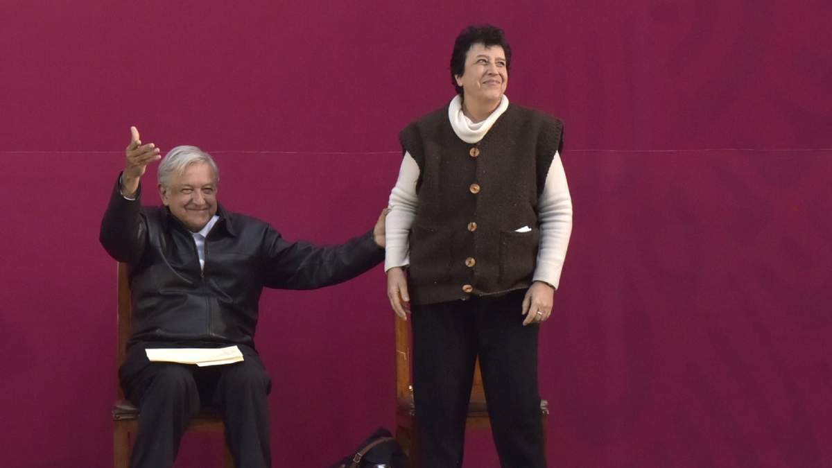Raquel Sosa, directora de Universidades Benito Juárez, junto al presidente López Obrador