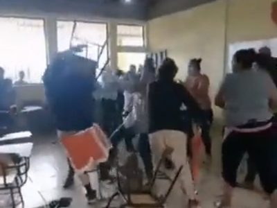 Batalla campal dentro de un salón de clases se vuelve viral; esto fue lo que ocurrió (Video)