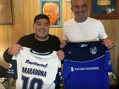 Desde Maradona hasta Russo: los DTs que fallecieron en plenas funciones