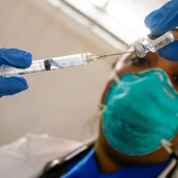 En NY, miles de trabajadores de la salud prefirieron perder el empleo antes que vacunarse