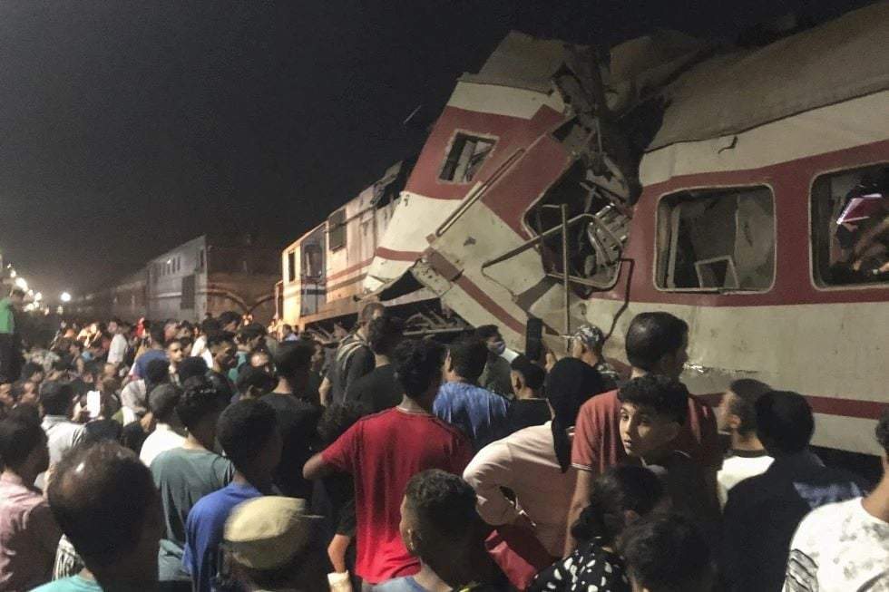 Varias personas rodean dos trenes de pasajeros que chocaron en la ciudad de Zagazig, capital de la provincia de Sharqiya, en el delta del Nilo, Egipto, el sábado 14 de septiembre de 2024