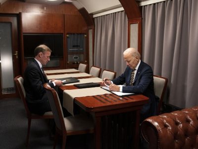 Republicanos critican a Biden por no dar aviones a Ucrania