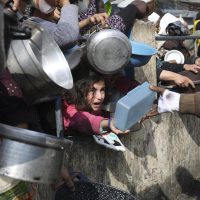 Algunos palestinos sobreviven con medio litro de agua al día, según grupos humanitarios